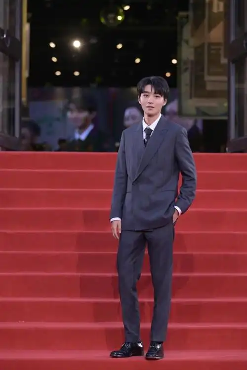 王俊凯亮相平遥开幕红毯#特约策展人王俊凯一身灰色西装亮相#平遥