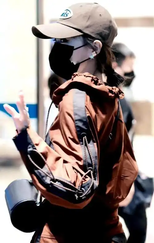 唐嫣机场出发随拍穿一身焦糖色休闲套装时尚减龄显活力