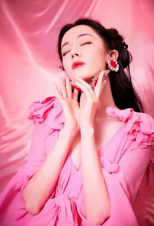 迪丽热巴好像真人芭比