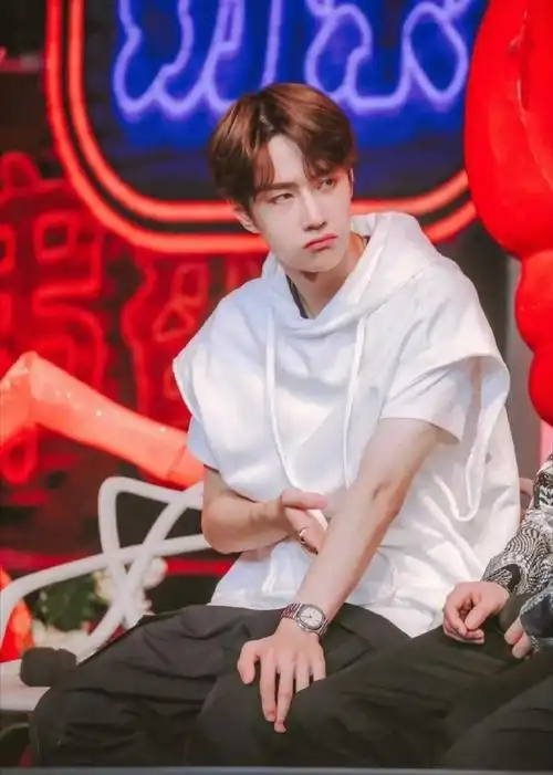 青年演员王一博##王一博u领白t##王一博平安喜乐##白玉兰 男主