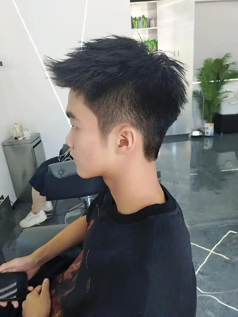 阳光帅气的男生.都知道自己的头发没型,不够帅气,要做个发型来 - 抖音