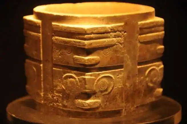 浙江余杭瑶山遗址7号,2号墓出土良渚文化玉镯浙江余杭瑶山遗址14号墓