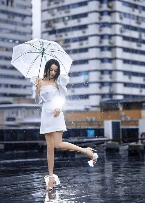 迪丽热巴雨中撑伞氛围感大片