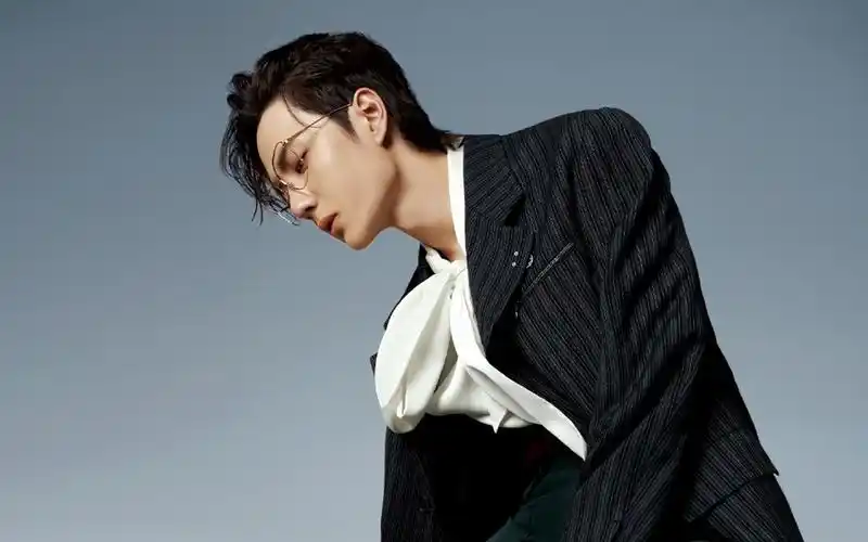 王一博时尚帅气壁纸_迷人偶像王一博
