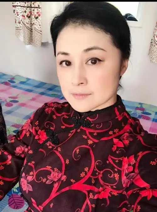 谢大脚晒近照,50岁也时髦妩媚,网友:再也不叫阿姨了