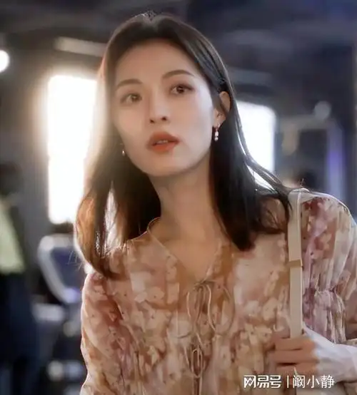 官宣恋情钟楚曦侯雯元晒健身房合照甜蜜般配历任男友帅气非凡