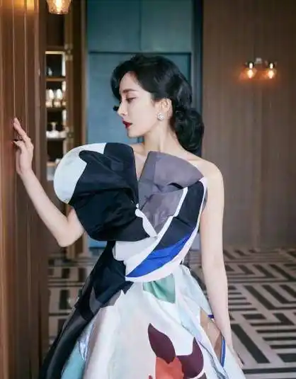 杨幂在时尚芭莎慈善晚宴上穿着的两套礼服赏析!_珠宝_发型_珍珠