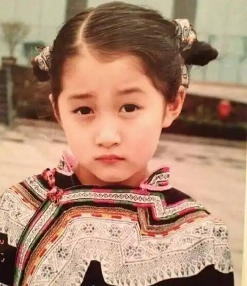 关晓彤幼儿时期童年照##关晓彤童年照像洋娃娃