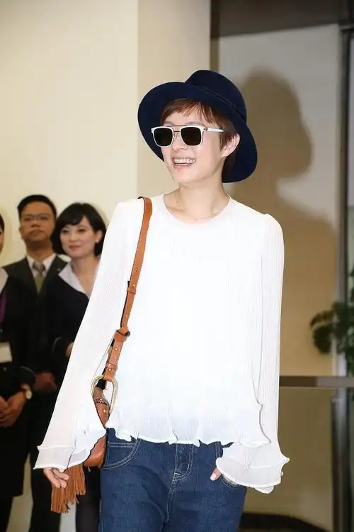 孙俪穿衣真有一套灰格子棉服配粉框墨镜低调却很显少女感