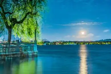 中国浙江杭州西湖,圆月照耀下的平湖秋月