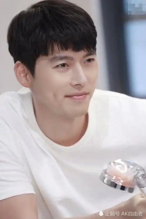 玄彬高挺鼻梁&微翘睫毛,穿白t是清爽男友