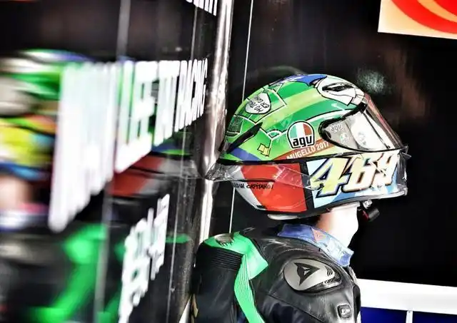 王一博躲头盔里痛哭,身体止不住颤抖,网友:好心疼