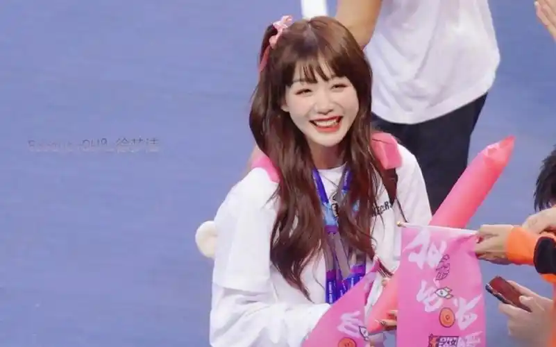 火箭少女炒团三大女友小彩虹徐梦洁x张紫宁x吴宣仪异性缘好