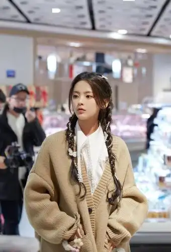 杨超越新发型被赞将蝴蝶珍珠编进麻花辫不仅娇美还很显新潮