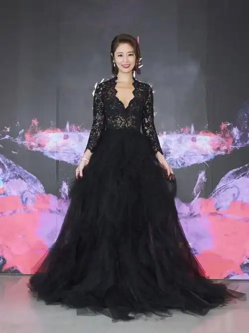 43岁林心如可真拼蕾丝礼服秀高级又贵气身材好到让人羡慕