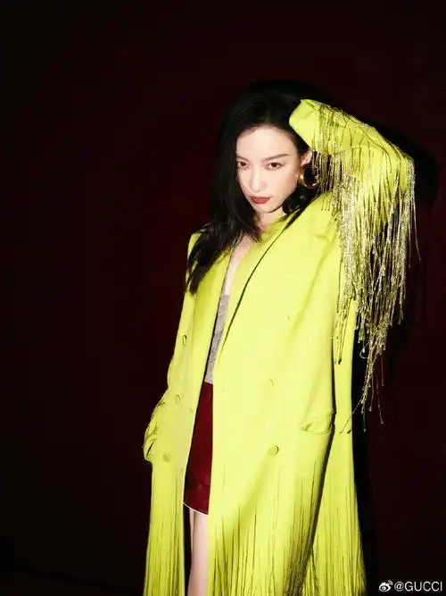 演员及品牌代言人@倪妮v身穿#古驰2024春夏系列#荧光绿色大衣,搭配