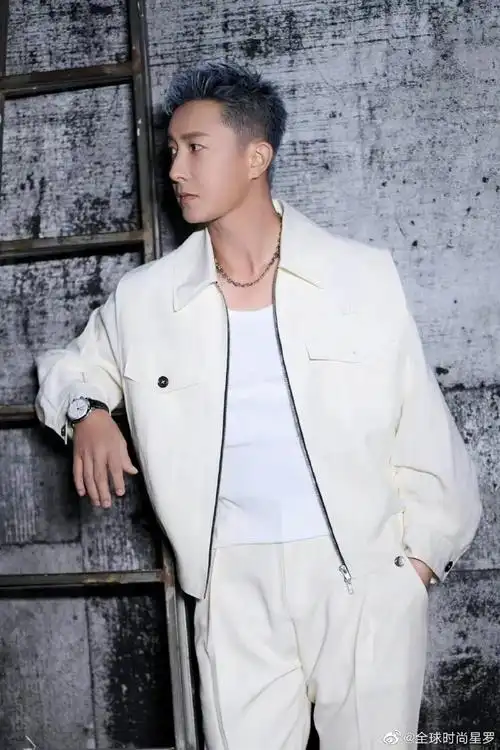 韩庚最新灰发造型##韩庚#突破以往绅士熟男路线的韩庚,一头灰色短发