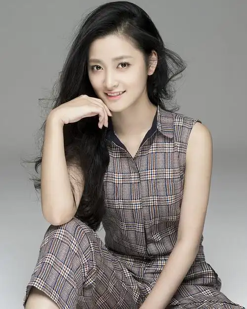 p>肖婷佳,出生于湖南邵阳,毕业于 a target="_blank" href="/item