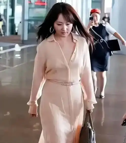 杨钰莹终究是老了,在美颜下看似年轻,但身材发福还是有点暴露了