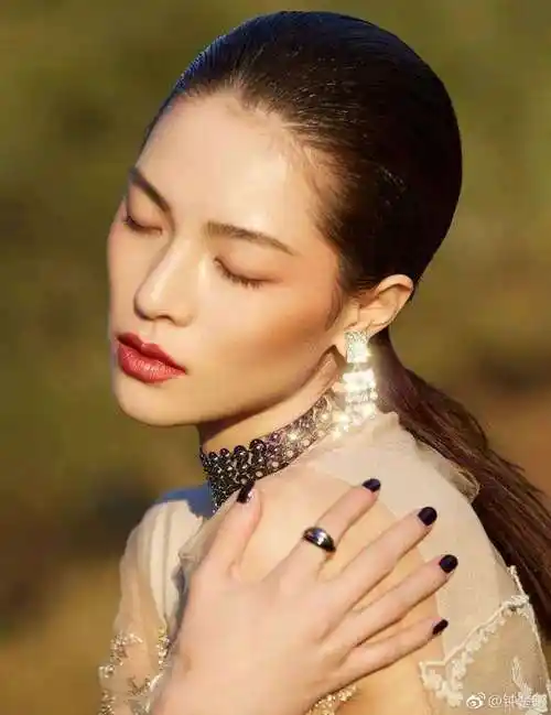 《芳华》主演钟楚曦旧照曝光,原来"高级脸"是整出来的?