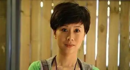 演员海清回老家祭祖近照曝光素颜显老瘦易变大合照引争议