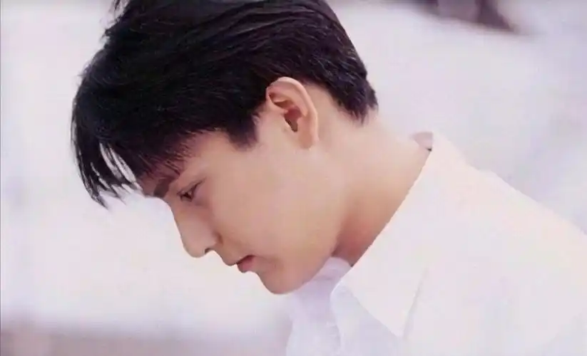 张信哲年轻时的照片张信哲并没有满足于吃老本,而是一直坚持在音乐的