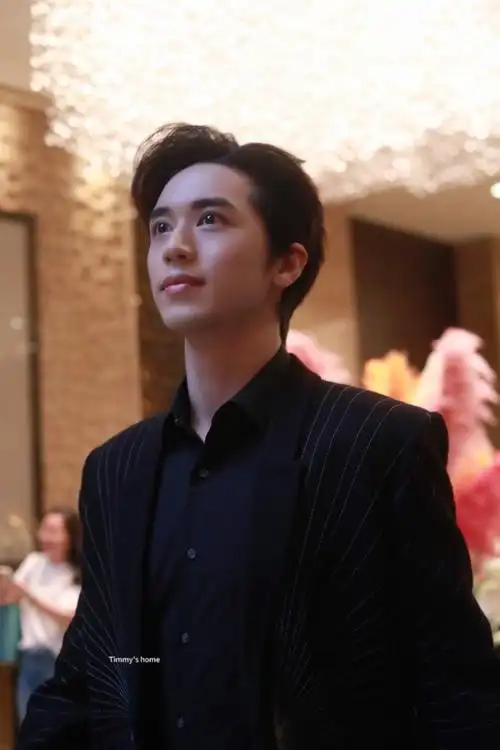 许魏洲超话xwz#许魏洲综艺童话#惊鸿一瞥,乱入我心@许魏洲zz#许魏洲金