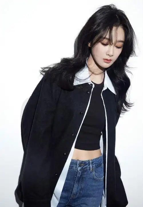 杨紫瘦到马甲线都出来了##杨紫的马甲线##工作人员让杨紫不要戳别人