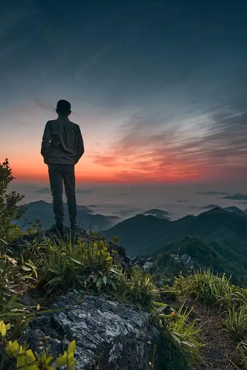 《山尖观海》站在高山顶端,迎接日出的到来,城市在云海中,随着日出的