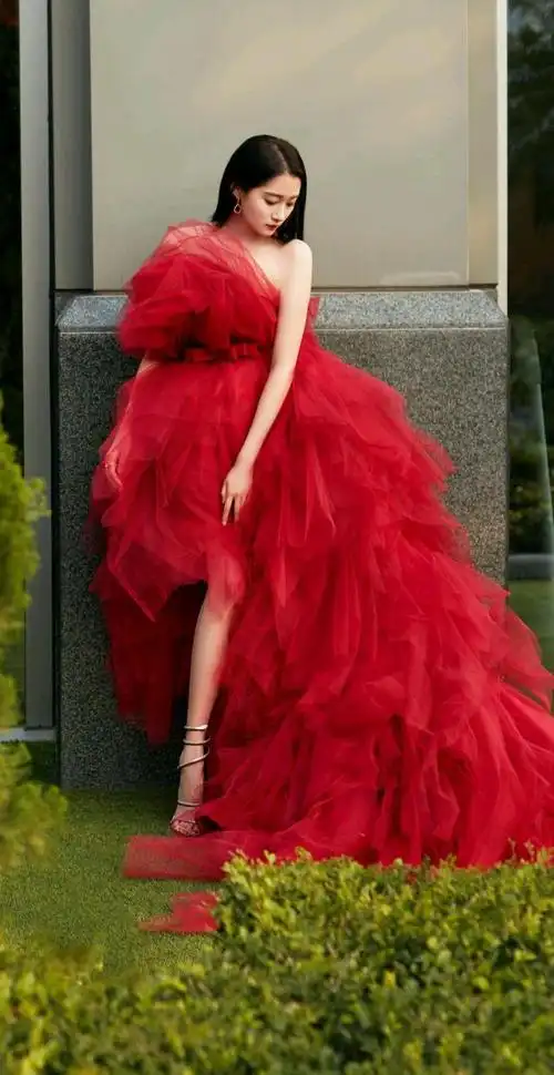 关晓彤美照,身穿红色纱裙如此的美艳动人