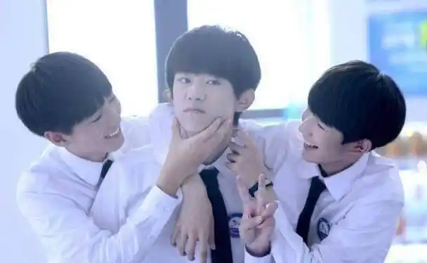 新造型的tfboys真帅,王源,王俊凯,你喜欢哪一款_校服_表演_白色