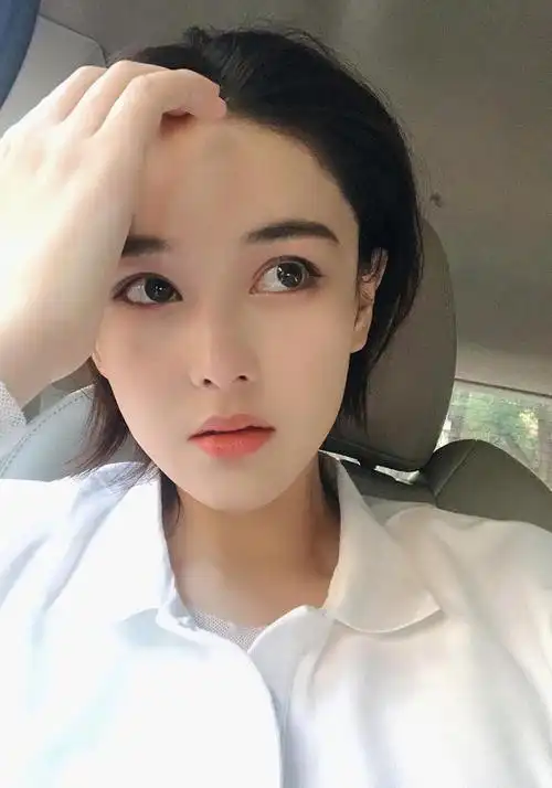 组图:新鲜的自拍!张馨予穿白色上衣素净一头短发攻气十足