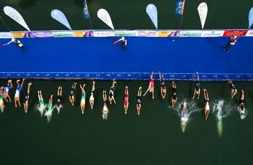 5月10日,选手们在男子优秀组的游泳比赛中出发