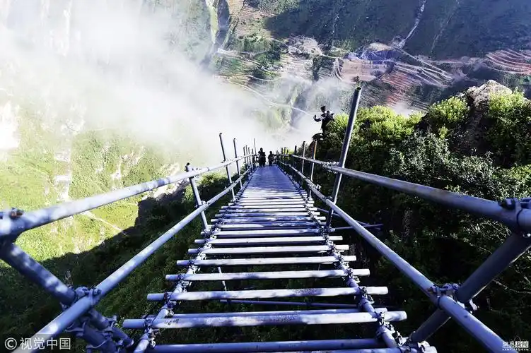 四川凉山悬崖村进山索道开通试运行
