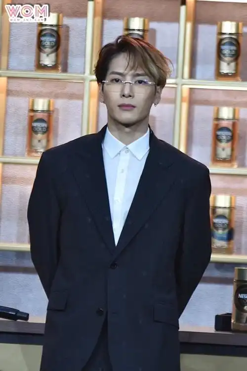 赢了(bushi你知道@王嘉尔戴眼镜无表情的时候对我的鲨伤力有多大吗不