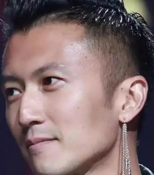 谢霆锋新综艺《我们的乐队》坚持素颜,胡茬都看得清楚但依旧很帅