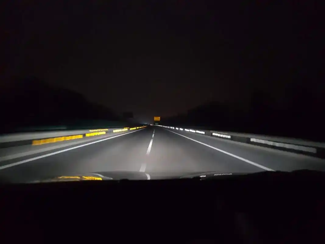 在夜晚开车视野很差怎么办老司机教你一句口诀这样开很稳
