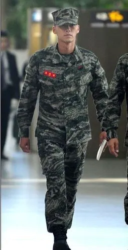 玄彬12月将退伍 搞笑感言:不用再扫落叶了(组图)