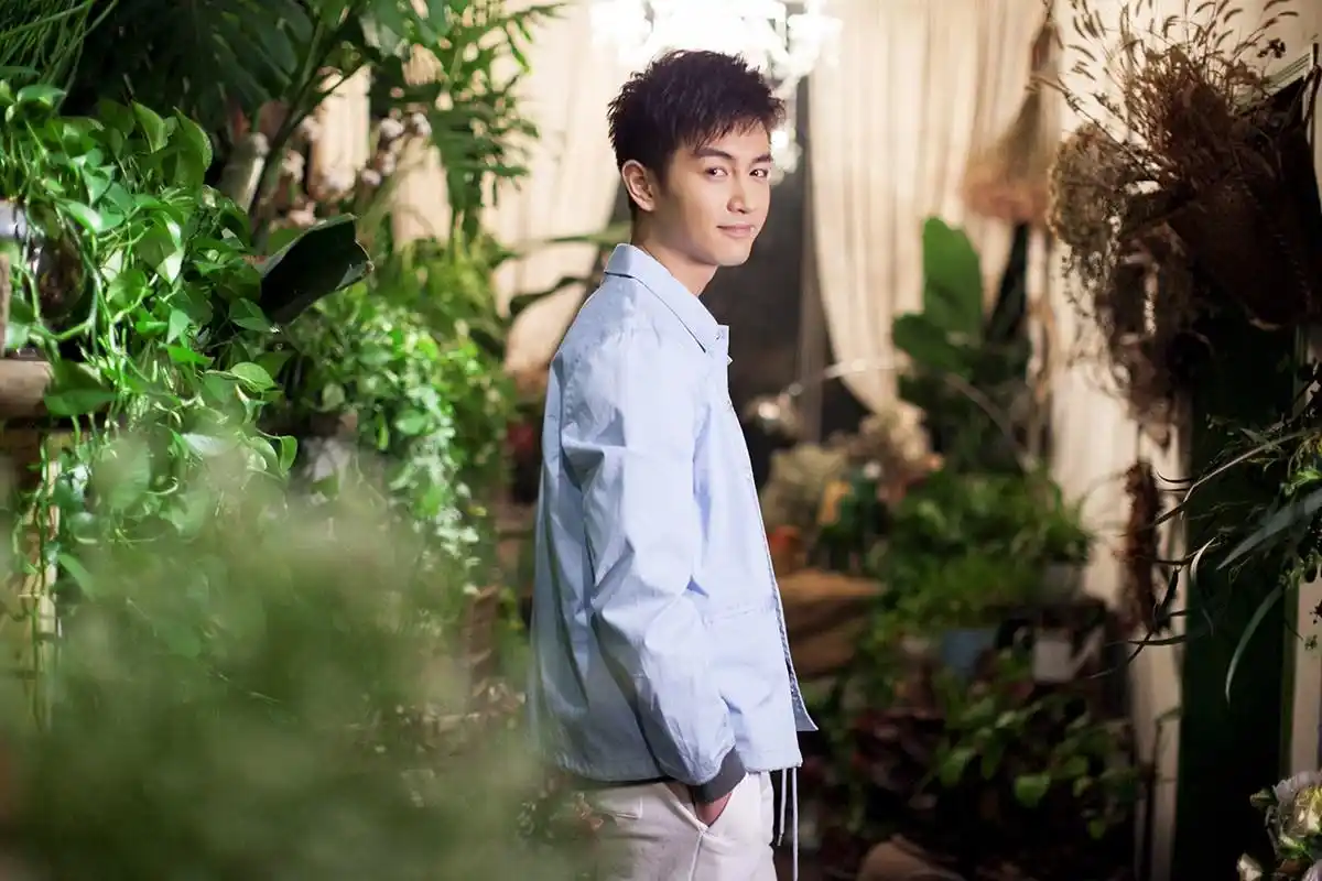 陈晓时尚大片曝光 治愈笑容绽放春天气息