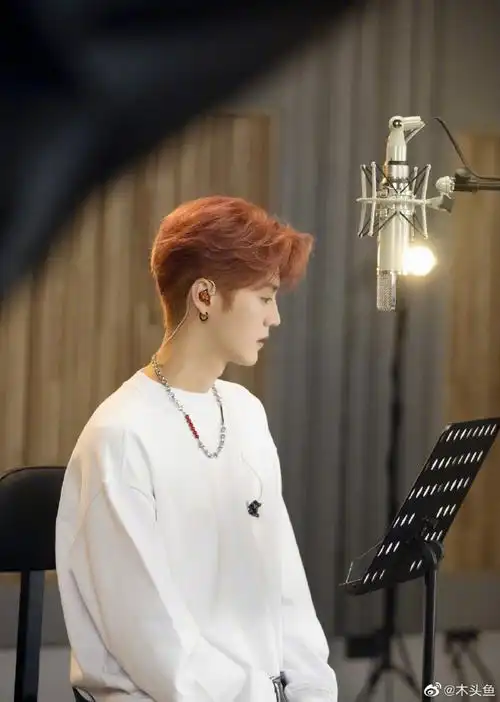 关晓彤戴鹿晗品牌帽子