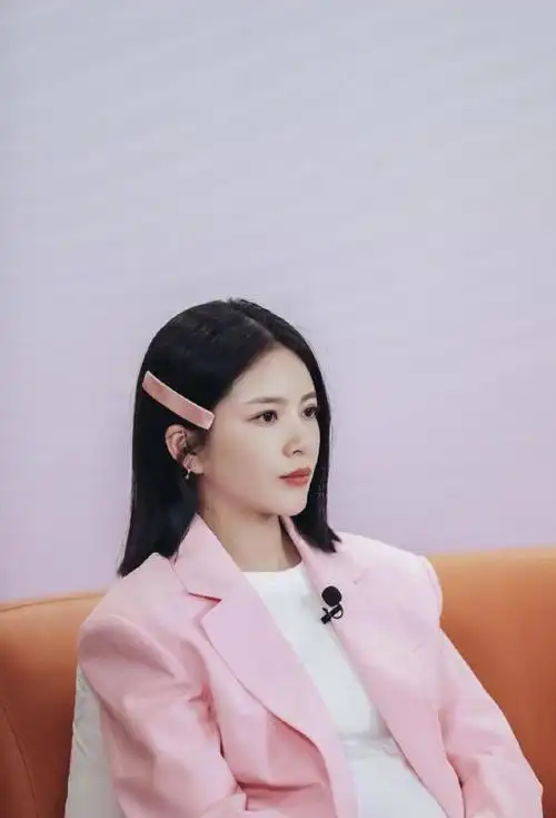 王灿晒结婚证件花絮照和杜淳亲吻比心相依偎花式摆拍幸福洋溢