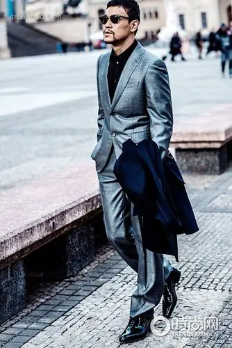 廖凡柏林街头大片 西装造型炫酷气场足