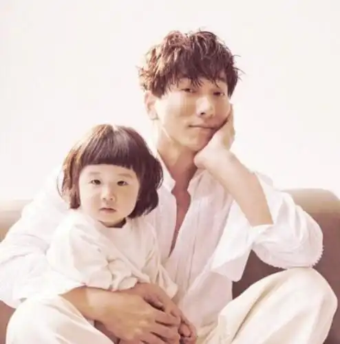 张亮晒女儿萌照小姑娘露吃货本性撞脸曹格女儿