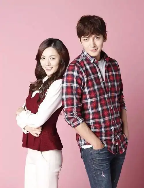 《亲爱的阿基米德》该剧由吴世勋(韩国)和许龄月主演,作为韩国人气