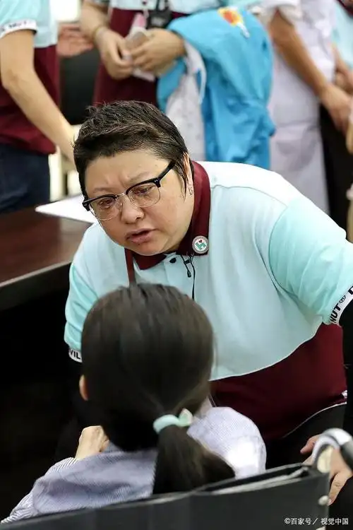 歌星韩红做慈善