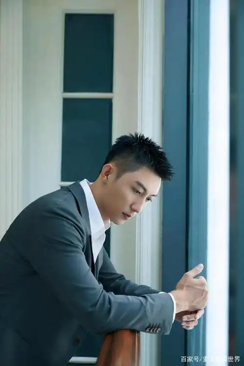 黄景瑜穿李沁送的美少女围裙,酷帅男秒变萌,《特种兵》搭档互动