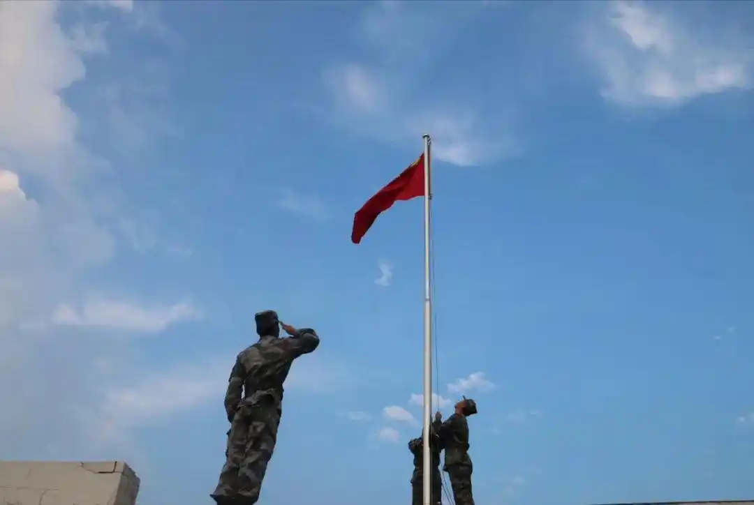 向国旗敬礼▲升旗现场▲仪式现场官兵作风严谨▲旗帜高高飘扬(作者