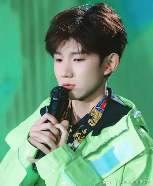 嘟嘟嘴的王源让人忍不住想亲