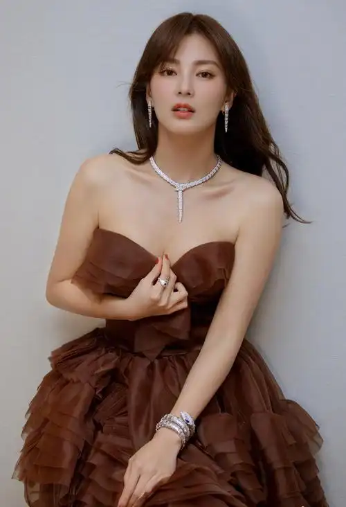 张雨绮新发型太美了,中分卷发搭配纱裙甜美似少女,感觉只有20岁