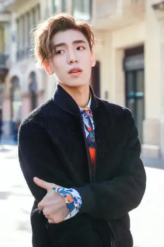 好可爱!一头卷发的王子异小哥哥简直. 来自校草直通车 - 微博